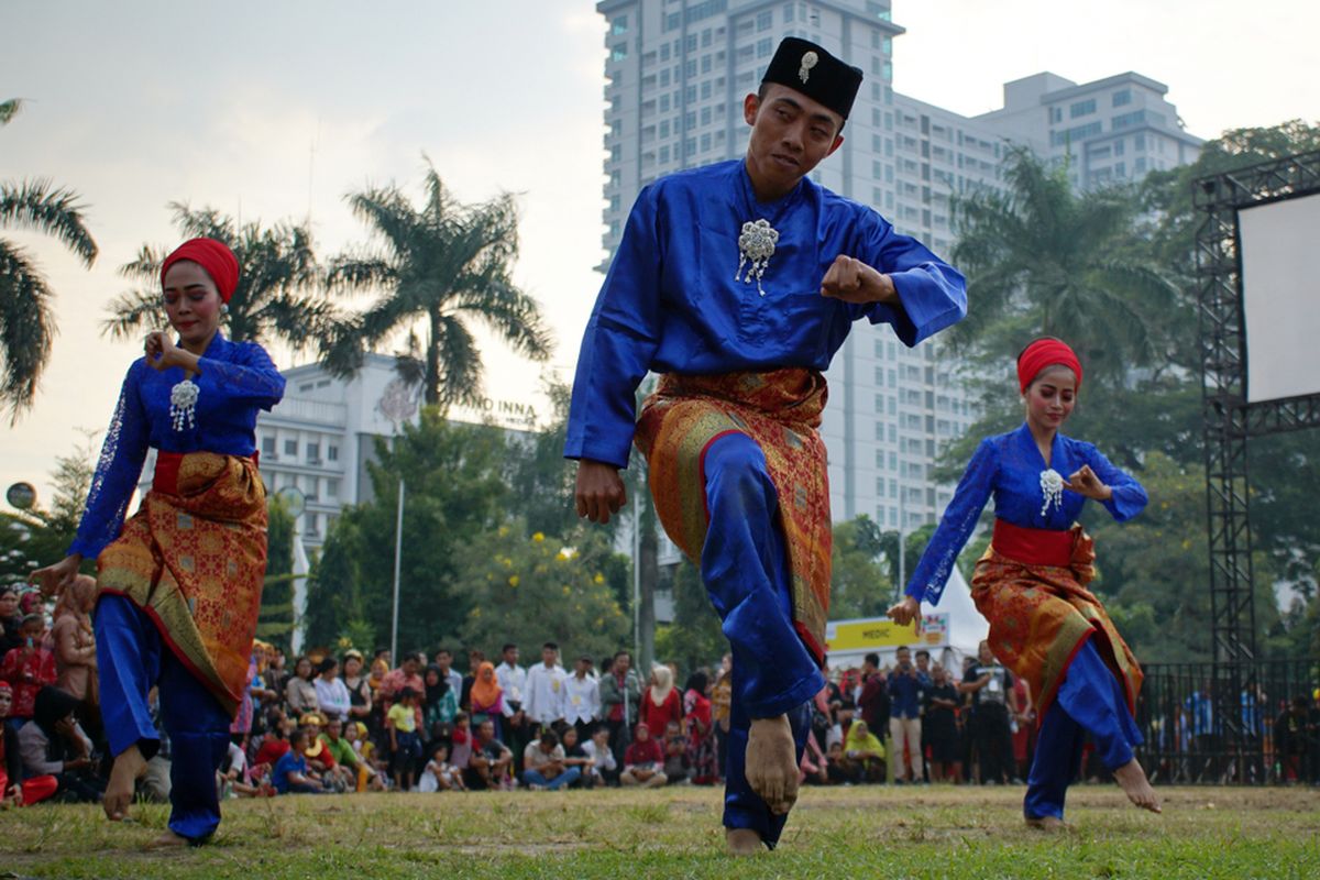 Tari Zapin Asal Riau: Jenis Tarian, Jumlah Penari, dan Gerakan