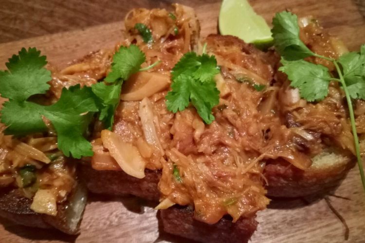 Jackfruit on Sourdough Toast di Attarine Resto, dibuat dari nangka muda yang dimasak perlahan dengan suhu stabil, kemudian disajikan dengan sitrus dan saus barbeque.