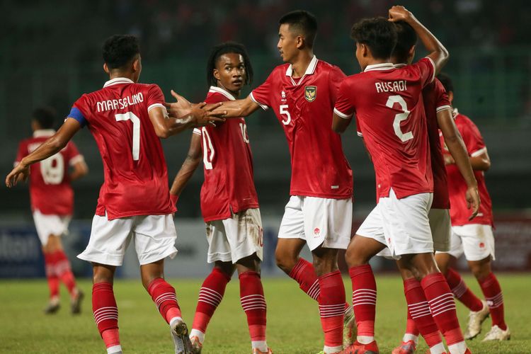 Pemain timnas U19 Indonesia melakukan selebrasi usai membobol gawang Brunei pada laga lanjutan Grup A Piala AFF U19 2022 yang digelar di Stadion Patriot Candrabhaga, Bekasi, Senin (4/7/2022). Indonesia unggul 7-0 atas Brunei. Terkini, timnas U19 Indonesia rencananya bakal melakoni pemusatan latihan di Eropa sebagai persiapan untuk menyambut Piala Dunia U20 2023.