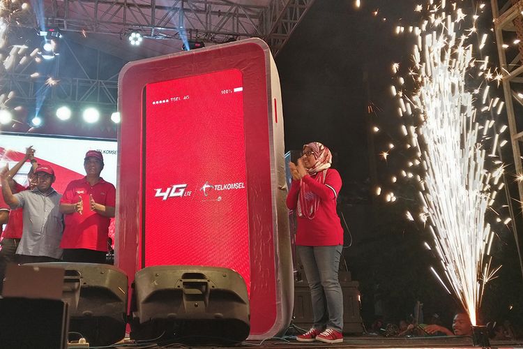 EVP Telkomsel Area Jawa Bali, Ririn Widaryani (kanan) bersama Wakil Gubernur NTT, Benny Litelnoni di acara peresmian jaringan 4G LTE Telkomsel di Kupang, Sabtu (8/4/2017).