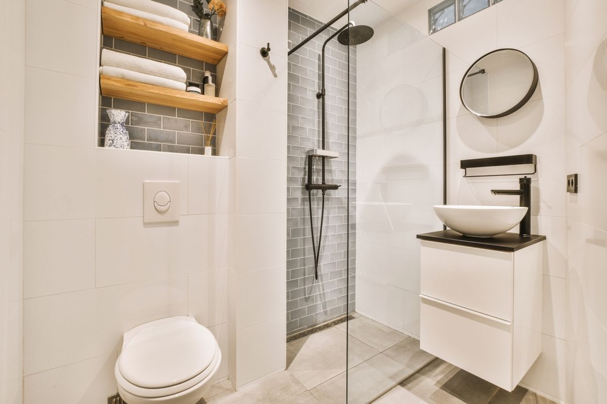 Ilustrasi kamar mandi kecil, area shower di kamar mandi.