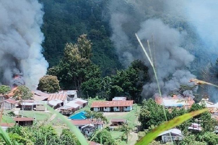 Sejumlah bangunan terbakar pada saat huru-hara terjadi di Kiwirok, akhir September lalu.