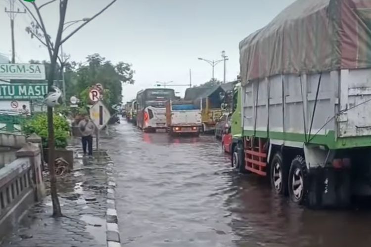 Kendaraan mengular di sepanjang Jalan Pantura Semarang-Demak karena rob dan perbaikan jalan