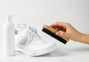 Cara Membersihkan Sol Sepatu agar Tidak Bau