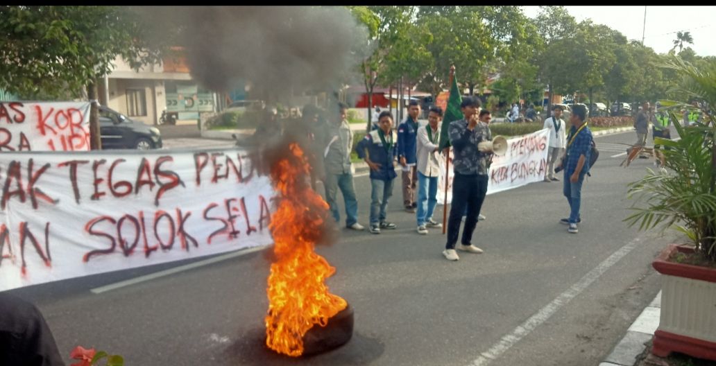 Mahasiswa Demo Desak Kejati Sumbar Tuntaskan Kasus Dugaan Korupsi Bupati Solok Selatan