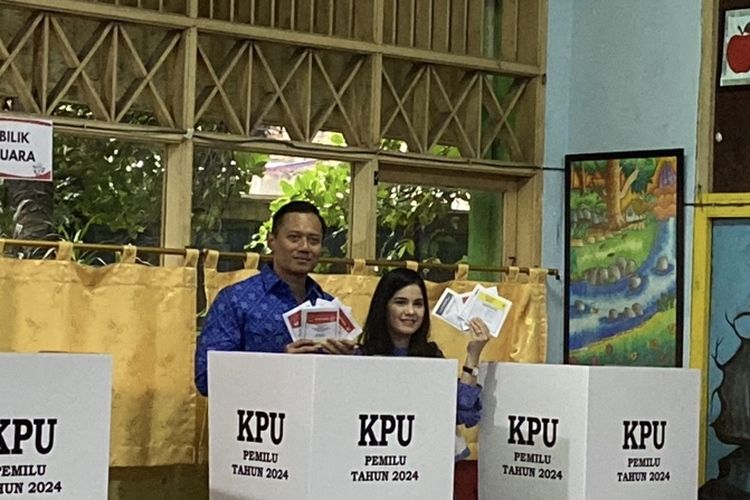 Ketua Umum Partai Demokrat Agus Harimurti Yudhoyono (AHY) menggunakan hak suaranya pada pemilihan umum (Pemilu) 2024 di tempat pemungutan suara (TPS) 101, Sekolah Dasar Negeri (SDN) Bapem, Cipete Utara, Kebayoran Baru, Jakarta Selatan, Rabu (14/2/2024). AHY yang didampingi sang istri, Annisa Pohan. Keduanya memperlihatkan kertas suara.
