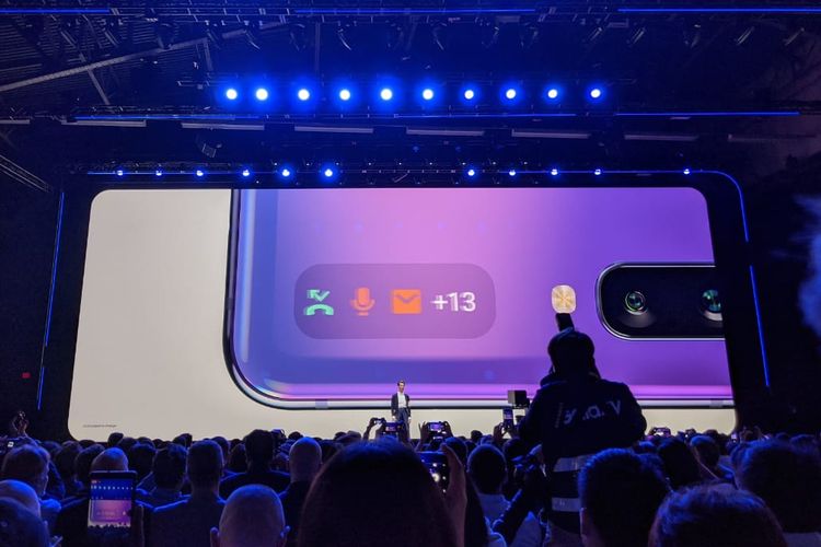 Layar mungil di punggung Galaxy Z Flip yang bisa menampilkan notifikasi.