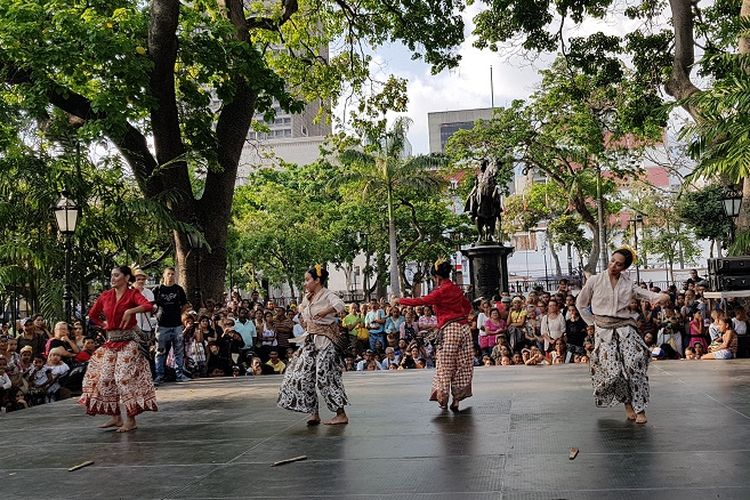 Tarian asal Indonesia, Kenung Merah ditampilkan di acara Festival Tari La Danza Esta en el Centro di Plaza Bolivar, Caracas, Venezuela pada Sabtu (28/4/2018). Tari yang memadukan budaya Betawi dan seni beladiri pencak silat tersebut dibawakan oleh tim tari binaan Kedutaan Besar Republik Indonesia (KBRI) Caracas.