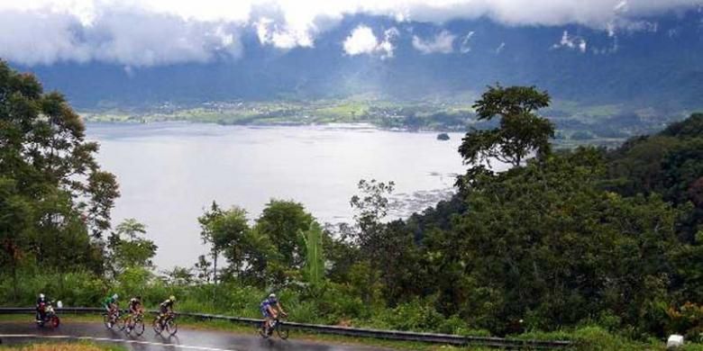 Pebalap sepeda Tour de Singkarak 2013 melintasi kelokan 30 di kawasan obyek wisata Danau Mainjau, Kabupaten Agam, Sumatera Barat, Selasa (4/6/2013).  