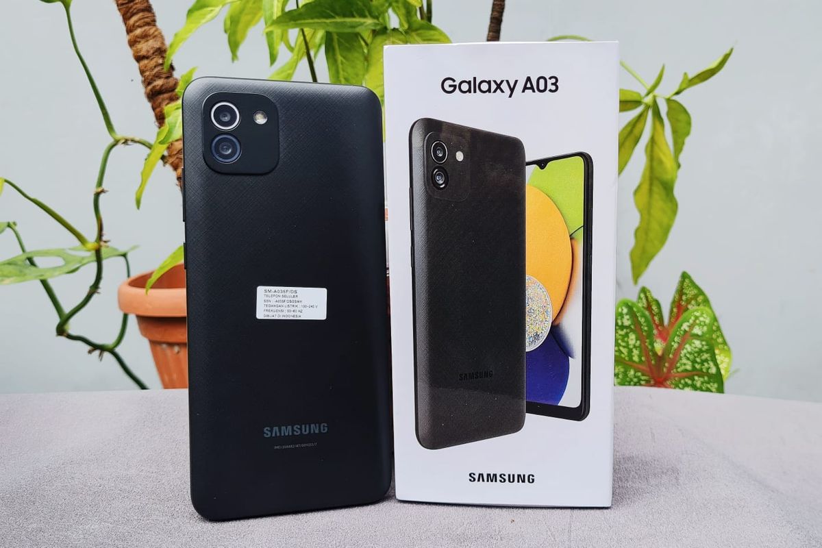 Galaxy A03 menjalankan sistem operasi Android 11 berlapis antarmuka khas Samsung, One UI Core 3.1. Baterainya berkapasitas 5.000 mAh.