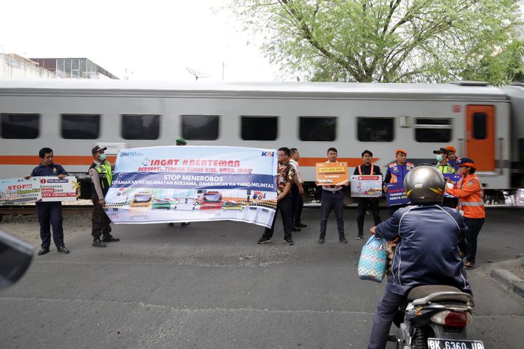 PT KAI Divre 1 SU saat melakukan sosialisasi keselamatan di pelintasan sebidang Jalan Aksara, Kota Medan. 