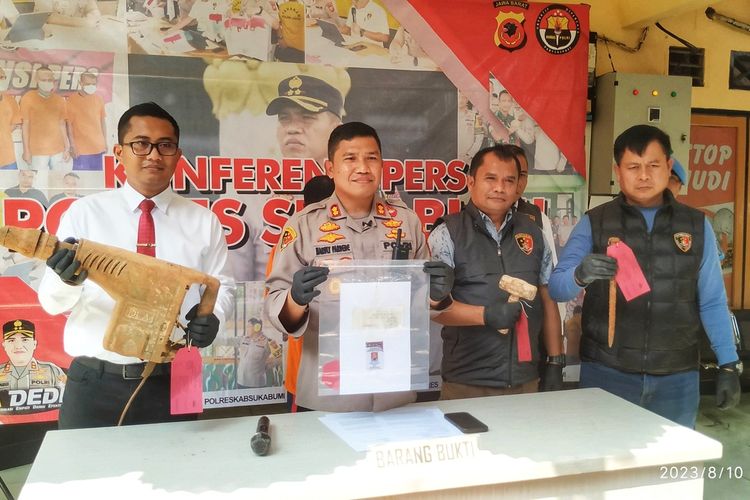 Kepala Polres Sukabumi AKBP Maruly Pardede (kedua dari kiri) memperlihatkan barang bukti dalam perkara pertambangan emas tanpa izin saat konferensi pers di Palabuhanratu, Sukabumi, Jawa Barat, Kamis (10/8/2023).