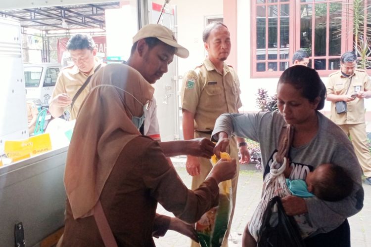Salah satu warga membeli beras dalam kegiatan operasi pasar murah di Balai Kelurahan Ngaglik, Kecamatan Batu, Kota Batu, Jawa Timur pada Selasa (27/2/2024).