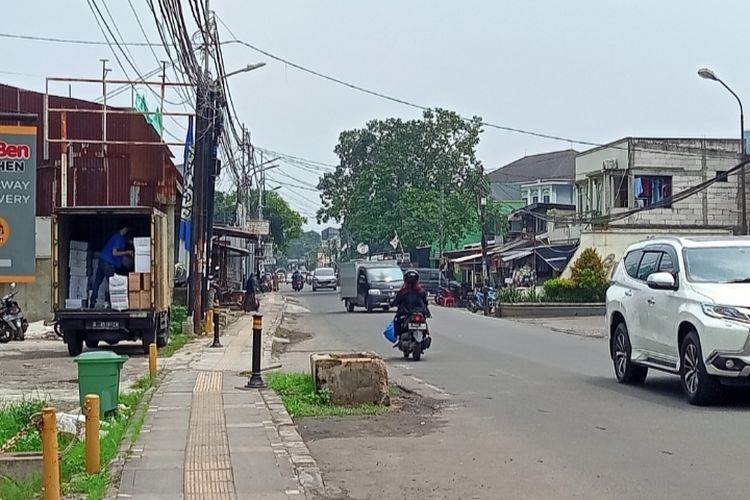 Kotak semen terlihat berada di badan Jalan WR Supratman, Kampung Utan, Ciputat, Tangerang Selatan, Rabu (13/4/2022)