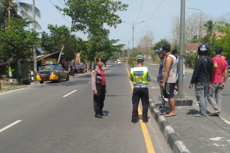 Polisi mengolah tempat kecelakaan tunggal di Jalan Wates – Yogyakarta pada kawasan Padukuhan Gembongan, Kalurahan Sukoreno, Kapanewon Sentolo. Pemotor tewas dalam perawatan rumah sakit.