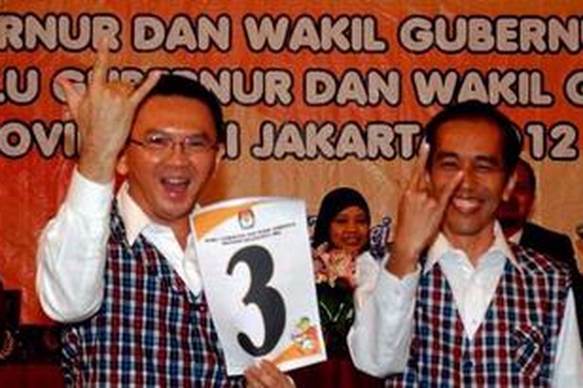 Cagub Joko Widodo bersama wakilnya Basuki Tjahaja Purnama memperlihatkan nomor urut yang didapatkannya di acara penentuan dan penetapan nomor pasangan Cagub dan Cawagub Pilkada DKI Jakarta di Hotel Sultan, Senayan, Jakarta, Sabtu (12/05/2012). Pasangan Jokowi-Ahok mendapatkan nomor urut tiga pada Pilkada DKI Jakarta. 