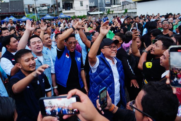 Ketua Umum Partai Amanat Nasional (PAN) Zulkifli Hasan ikut berjoget bersama simpatisan PAN dalam acara UMKM Festival Indonesia di Royale Durian, Medokan Semampir, Sukolilo, Surabaya, Jawa Timur (Jatim), Rabu (31/1/2024).