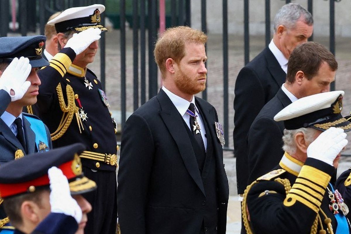 Pangeran Harry atau Duke of Sussex (tengah) tidak memberikan hormat kepada peti mati Ratu Elizabeth II karena sudah keluar dari tugas kerajaan, sehingga tidak diizinkan memakai seragam militer. Hanya yang berseragam militer boleh memberi hormat kepada peti Ratu saat pemakamannya di London, Senin (19/9/2022).