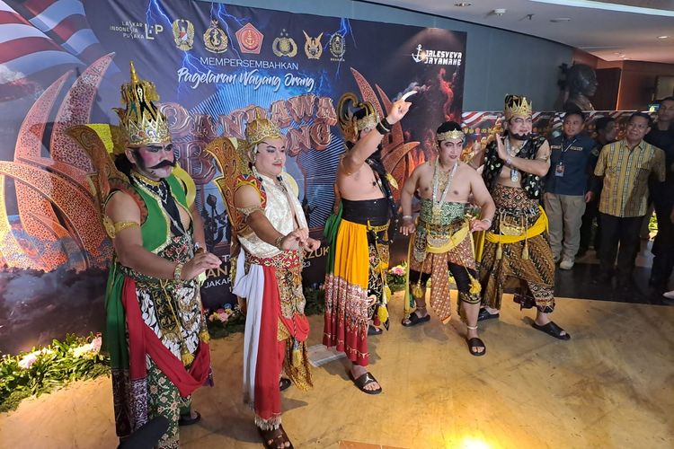 Kapolri, Panglima TNI, dan para kepala staf angkatan TNI berdandan menjadi wayang orang dalam rangka hari peringatan Dharma Samudera di Taman Ismail Marzuki, Minggu (15/1/2023). 