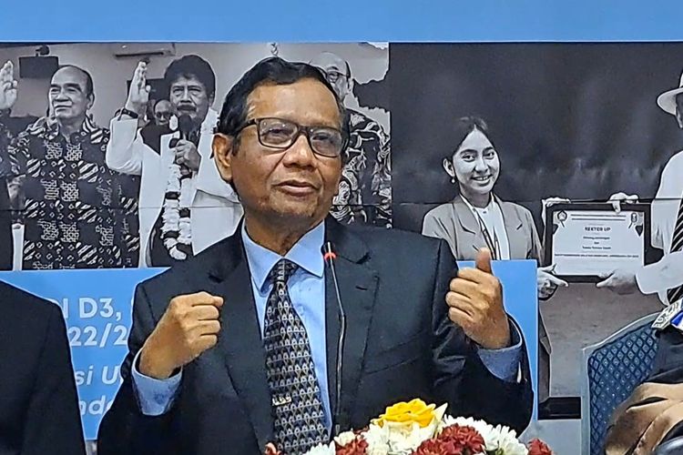 Menteri Koordinator Bidang Politik, Hukum, dan Keamanan Mahfud MD memberikan keterangan pers seusai acara Dies Natalis Universitas Pancasila di Jakarta Convention Center, Kamis (9/11/2023).