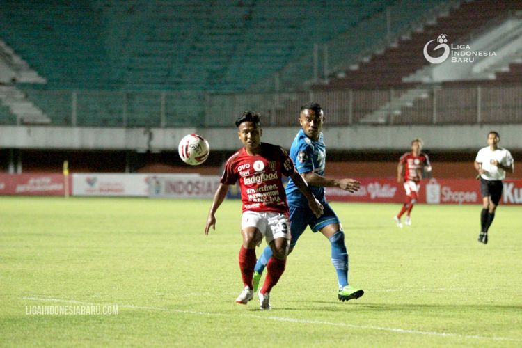 Pemain Bali United Fahmi Al-Ayyubi dijaga peman Persib Bandung saat laga grup D Piala Menpora yang berakhir dengen skor 1-1 di Stadion Maguwoharjo, Sleman, Rabu (24/03/2021) malam. 