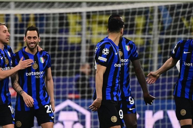 Momen selebrasi gol Hakan Calhanoglu dalam partai leg kedua 16 besar Liga Champions 2024-2025 antara Inter Milan vs Feyenoord yang digelar di Stadion Giuseppe Meazza, Selasa (11/3/2025) atau Rabu dini hari WIB. (Photo by PIERO CRUCIATTI / AFP)