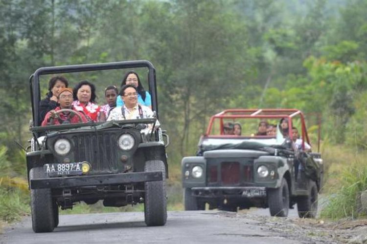 Wisatawan menyusuri lereng Merapi di Dusun Petung, Desa Umbulharjo, Cangkringan, Sleman, DI Yogyakarta, dengan menggunakan kendaraan jip wisata yang disewakan dengan tarif berkisar Rp 250.000 per perjalanan, Selasa (10/7/2012). Berbagai paket wisata terus dikembangkan di kawasan tersebut untuk membantu membangkitkan perekonomian warga yang terkena dampak erupsi Merapi.  