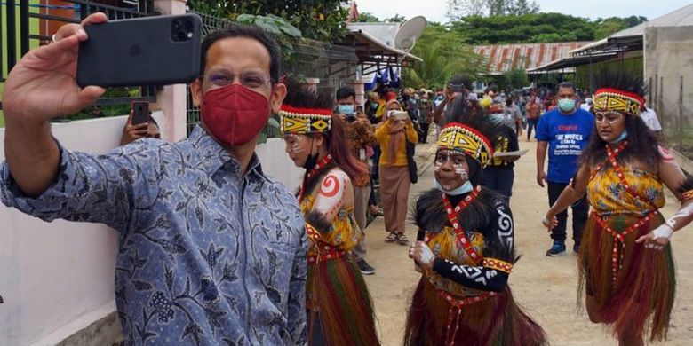 Menteri Pendidikan dan Kebudayaan Nadiem Makarim berswafoto dengan sejumlah penari di Sanggar Seni Nani Bili Kota Sorong, Papua Barat, Rabu (10/02)