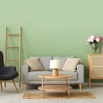 Ilustrasi ruang tamu dengan warna cat dinding hijau sage.