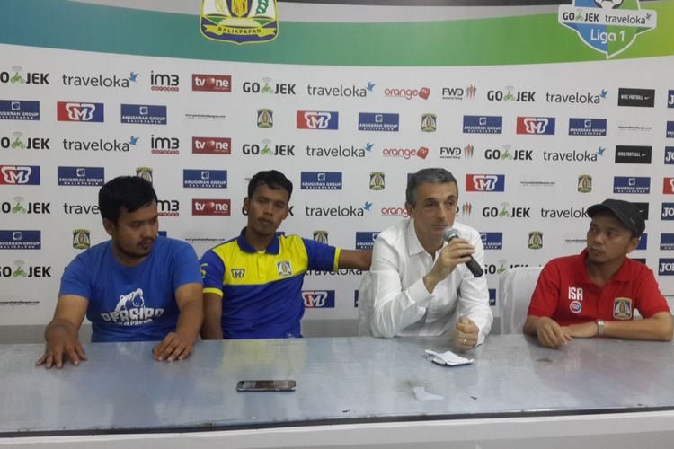 Pelatih Persiba Balikpapan, Milomir Seslija, (pegang mikrofon) saat konferensi pers usai dikalahkan Persipura Jayapura di Stadion Gajayana, Kota Malang, Senin (22/5/2017).