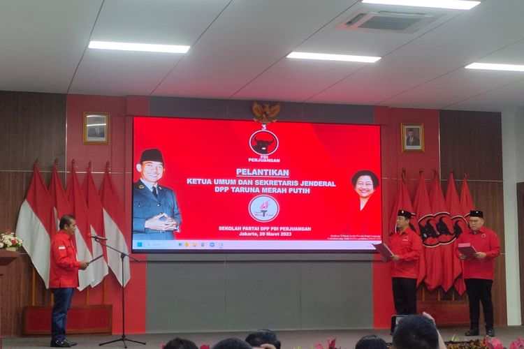 Momen pelantikan politisi PDI-P Hendrar Prihadi dan Rio Alexander Jeremia Dondokambey sebagai Ketua Umum dan Sekjen Taruna Merah Putih (TMP) di Sekolah Partai, Lenteng Agung, Jakarta, Senin (20/3/2023). Adapun TMP merupakan salah satu organisasi sayap partai PDI-P.