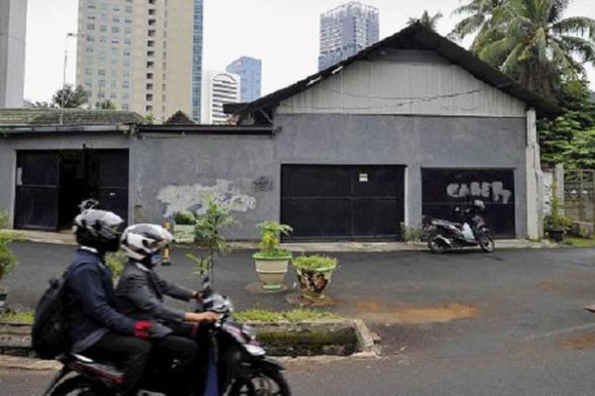 Suasana di Jalan Karet Pasar Baru, Karet Tengsin, Tanah Abang, Jakarta Pusat, Sabtu (8/10). Bangunan dengan pintu berwarna hitam tersebut ditinggali salah satu keluarga Tan Tjeng Sien. 
