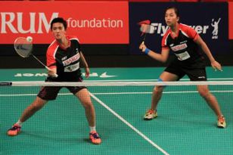 Pemain ganda putri Djarum Kudus, Vita Marissa/Rosyita Eka Putri, menghadapi pasangan Suryanaga Surabaya, Devi Tika Permatasari/Keshya Nurvita Hanadia, pada babak penyisihan Djarum Superliga Badminton 2015 di GOR Lila Bhuana Denpasar, Bali, Rabu (28/1/2015). Vita/Rosyita menang 21-11, 15-21, 21-17.