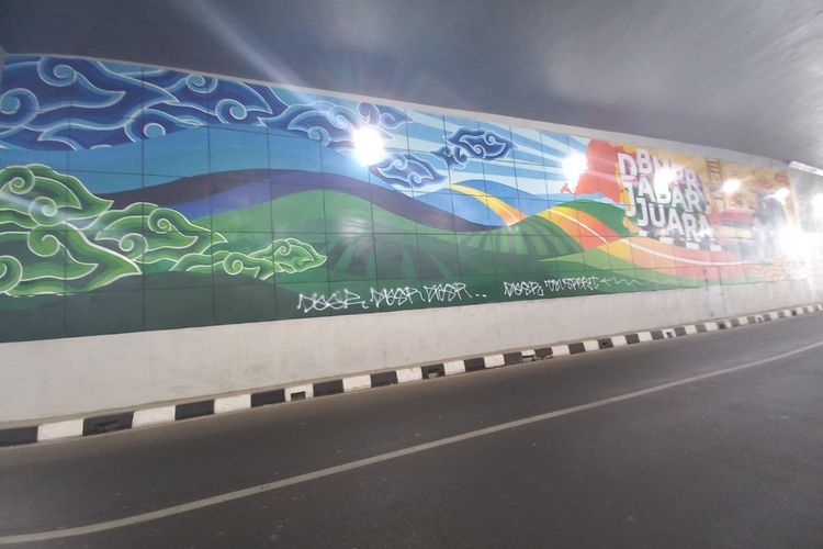 Penampakan dinding Underpass Dewi Sartika, yang menjadi sasaran aksi vandalisme.