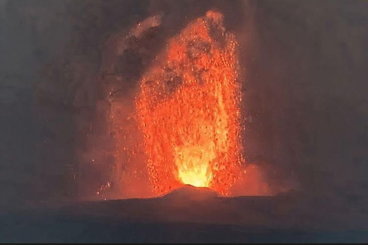 Abu Vulkanik Gunung Anak Krakatau sampai ke Sukabumi, Warga Diminta Pakai Masker