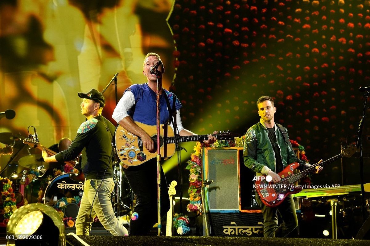 Band Coldplay saat menggelar konser di Stadion Rose Bowl, Pasadena, California, pada 20 Agustus 2016.