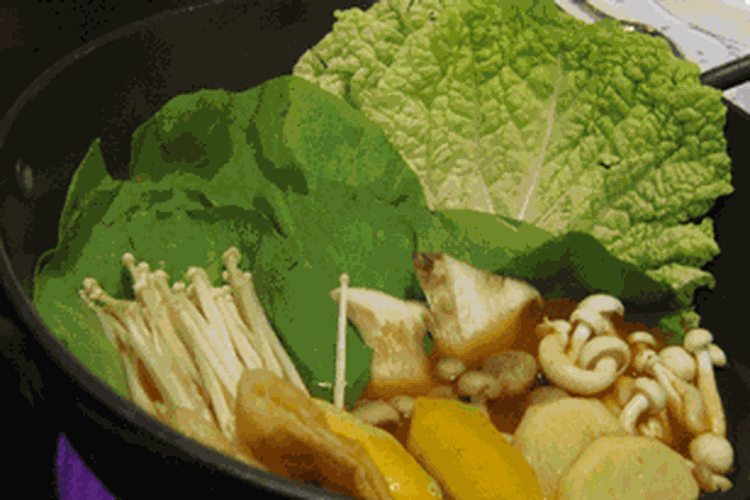 Mangkuk besar Okane Spesial Shabu Set yang berisi sayura yaitu sawi putih, jamur enoki, jamur shimeji coklat dan putih, King Mushroom atau jamur besar berbentuk seperti terompet, kentang, kulit tahu, dan irisan labu. Mulanya sayur ini mentah dan dimasak terlebih dahulu di atas pemanas yang ada di tengah meja.