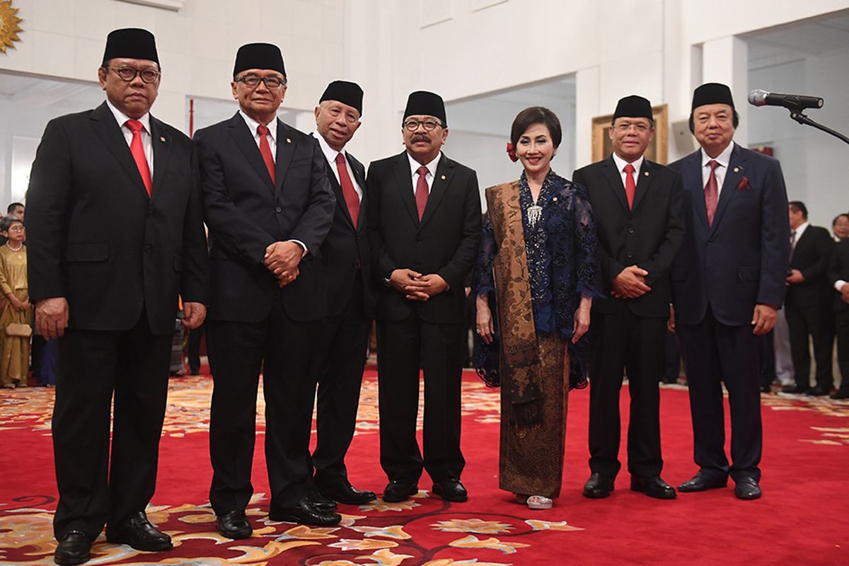 Calon Anggota Dewan Pertimbangan Presiden (Wantimpres), dari kiri, Agung Laksono, Sidharto Danusubroto, Arifin Panigoro, Soekarwo, Putri Kuswisnu Wardani,  M Mardiono dan Dato Sri Tahir berpose sebelum upacara pelantikan di Istana Merdeka, Jakarta, Jumat (13/12/2019). Presiden resmi melantik sembilan orang Wantimpres periode 2019-2024.