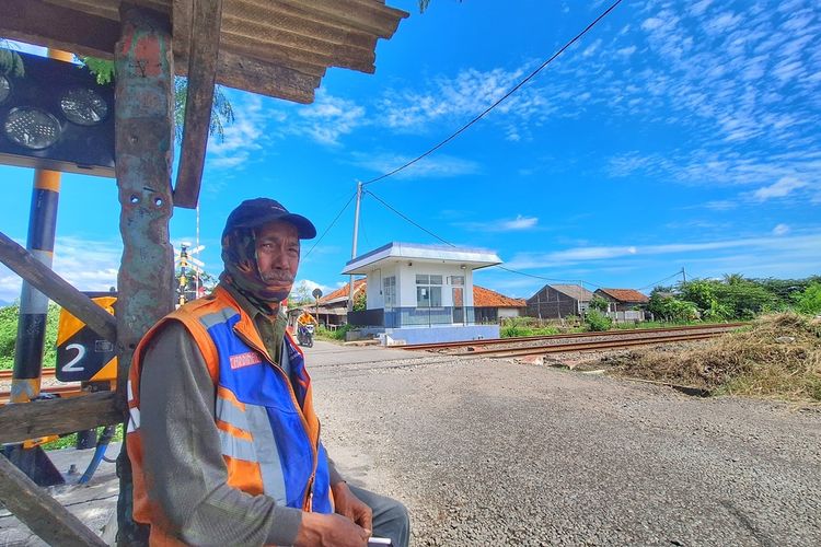Kisah Sukirman, 25 Tahun Sukarela Jaga Pelintasan Kereta Rancaekek demi Nyawa Pengendara hingga Dirangkul Dishub
