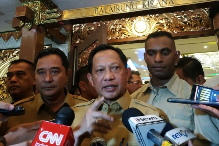 Mendagri Tito Karnavian usai menghadiri acara pemberian penghargaan ormas berprestasi  di Hotel Widya Candra, Jakarta, Senin (25/11/2019).