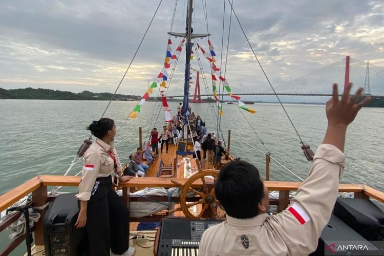 Kapal Pinisi Kita Nusantara saat berlayar susuri Teluk Balikpapan hendak melintasi Jembatan Pulau Balang dalam tahap uji coba, Selasa (20/8/2024). 