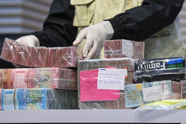 BARANG BUKTI: Petugas KPK menunjukkan barang bukti berupa uang tunai terkait Operasi Tangkap Tangan (OTT) Bupati Pati dan Wali Kota Madiun kepada media di Gedung KPK Merah Putih, Jakarta, Selasa (20/1/2026). KPK melakukan operasi tangkap tangan terhadap Bupati Pati Sudewo terkait kasus dugaan suap jual beli jabatan dengan barang bukti Rp 2,6 miliar, dan Wali Kota Madiun Maidi terkait kasus dugaan suap fee proyek dan dana CSR di Madiun dengan barang bukti Rp550 juta. 