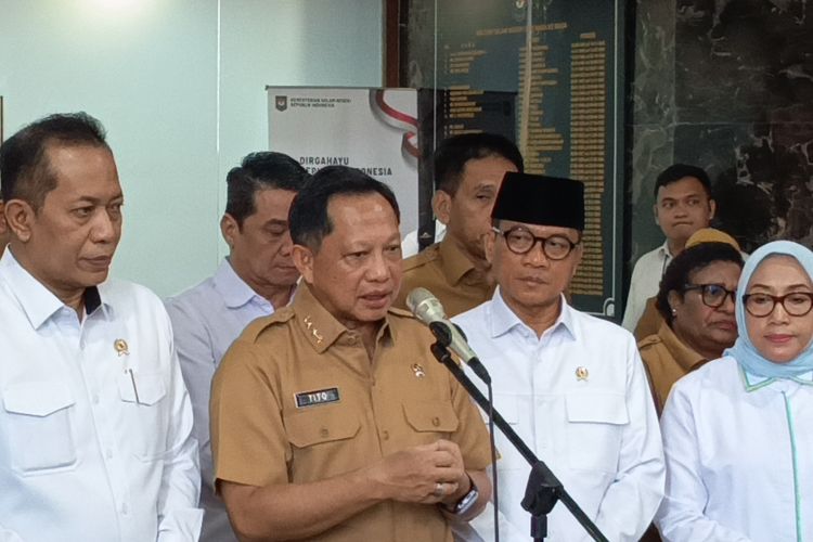 Soal Pemakzulan Bupati Tapteng, Mendagri: Yang Kasihan Rakyat