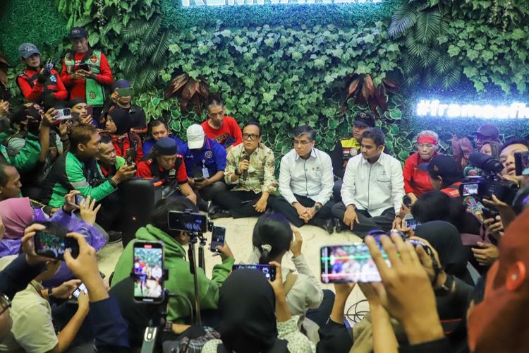 Suasana dialog antara Menaker Yassierli, Wamenaker Emmanuel Ebenezer dan para driver ojol di Kantor Kemenaker, Senin (17/5/2025). Dialog tersebut digelar lesehan di lobi Kantor Kemenaker.