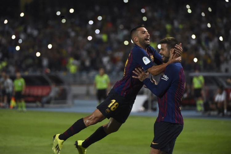 Gerard Pique dan Jordi Alba merayakan gol Barcelona ke gawang Sevilla pada laga Piala Super Spanyol di Stadion Ibn Batouta, 12 Agustus 2018. 