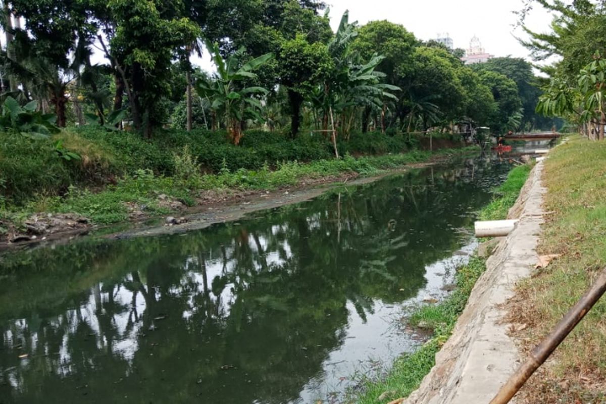 Kali Karang Bolong Enam Wihara di kawasan Ancol, Jakarta Utara, mengeluarkan bau tak sedap pada Kamis (17/5/2018).