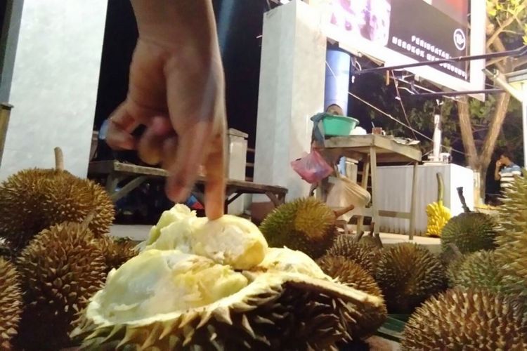 Pedagang melayani pembeli di pusat penjualan durian Jalan Pase, Kota Lhokseumawe, Sabtu (30/12/2017) malam 