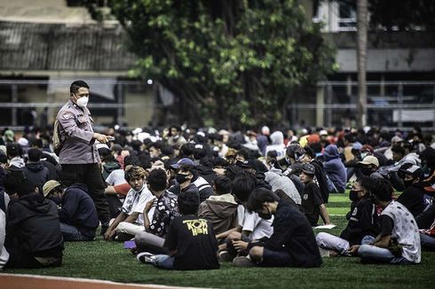 Polisi Tahan Pria yang Bawa Katapel Saat Demo UU Cipta Kerja di Jakarta