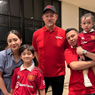 Raffi Ahmad dan Keluarga Foto Bareng Legenda Manchester United Peter Schmeichel