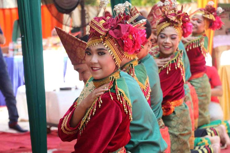 Sanggar Tari Sarai Sarumpun menampilkan Tari Indang atau Tari Dindin Badindin pada peringatan Hari Koperasi ke 72 Tingkat Provinsi Sumatera Barat di Kota Padang (27/7/2019). 